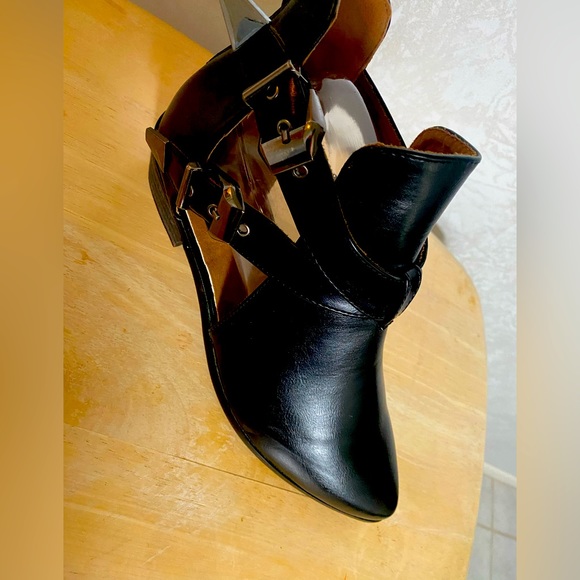 Shoes - Picture 2 of 5